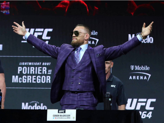 Зеленский осудил бойца UFC Макгрегора за фото с Путиным