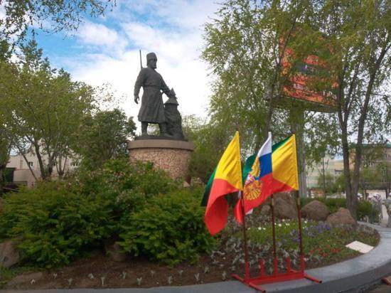 Цветы возложили к памятнику Петру Бекетову в День города в Чите