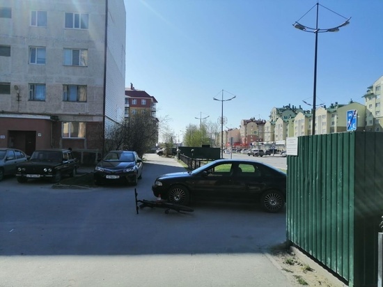Во дворе Нового Уренгоя юный велосипедист угодил под колеса иномарки