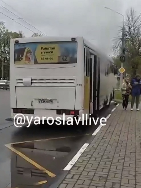 В Ярославле автобус с пассажирами загорелся во время движения