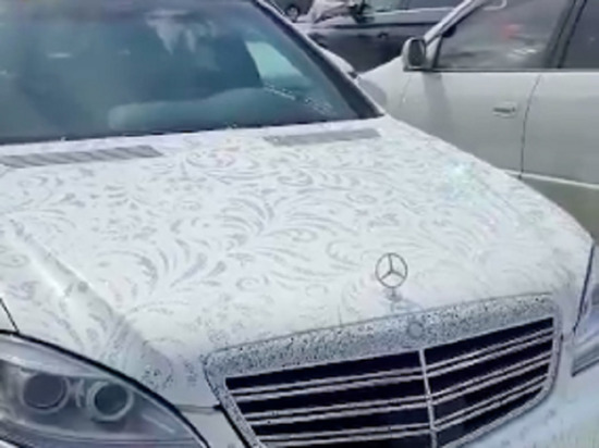 А как блестит: Необычный Mercedes-Benz заметили на парковке возле торгового центра в Новосибирске