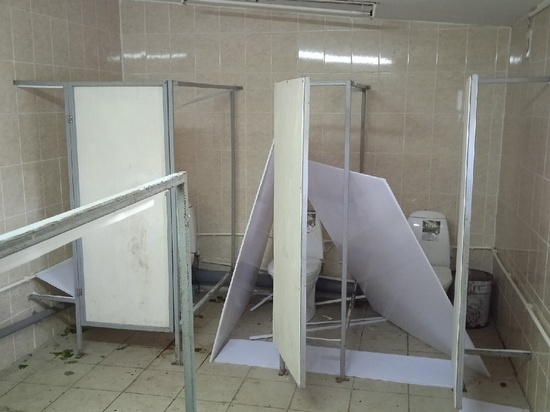 В Скопине Рязанской области вандалы разгромили туалет на стадионе