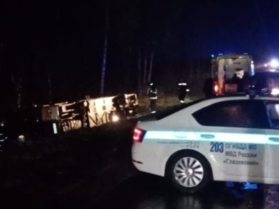 Экскурсионный автобус с детьми перевернулся в Удмуртии, водитель погиб