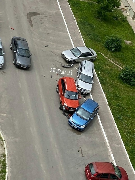 В Курске во дворе на проспекте Клыкова столкнулись пять автомобилей