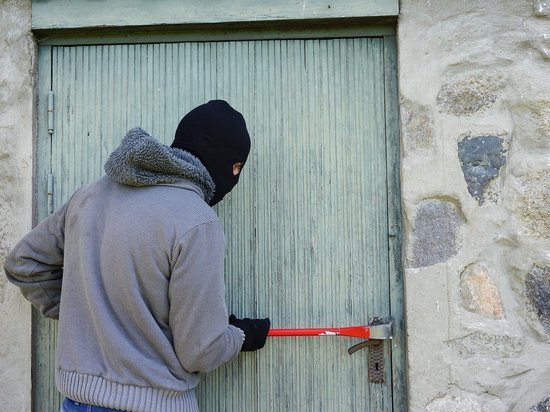 Вор вытащил деньги из сейфа в доме в Романовке, сняв ключ со стены над ним