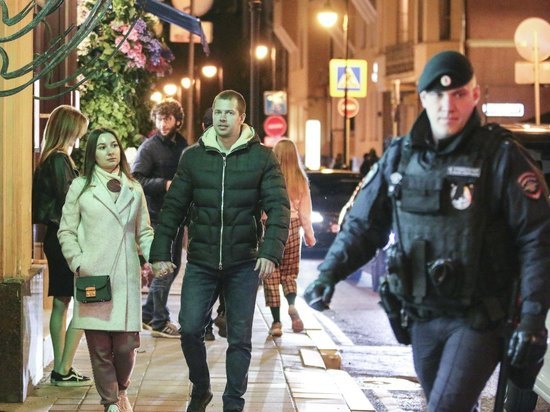 Пешеходов кошмарят водители электрических самокатов; девушки селфятся на фоне витрин