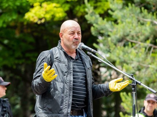 Почему Валериу Реницэ пришел на митинг в Кишиневе в желтых перчатках