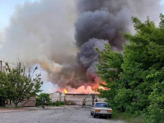 В столице ДНР после обстрела загорелся мебельный склад