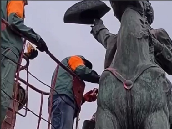 В Измаиле вандалы облили краской памятник Суворову