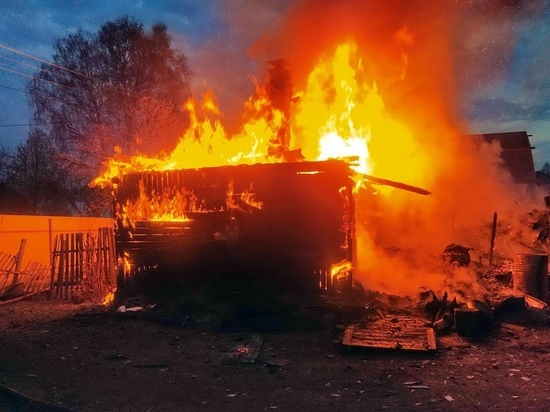 В Ярцеве горела баня и рядом стоящий дом