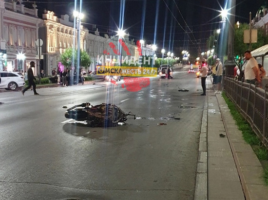 В центре Омска мотоциклист влетел в «Ауди» на встречной полосе