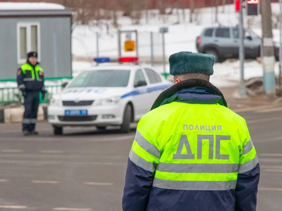 Сотрудник ДПС украл телефон из автомобиля после ДТП на Сахалине