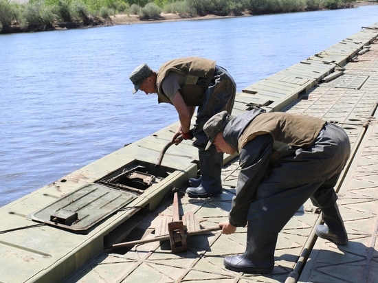 В Джидинском районе Бурятии военные поставили понтонный мост