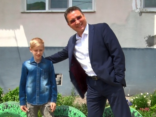 Благотворитель подарил велосипед мальчику из Холмска