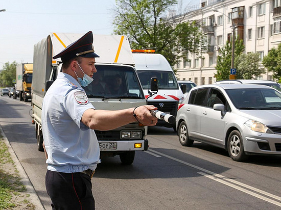 В Барнауле водители объезжают пробки по «выделенкам»