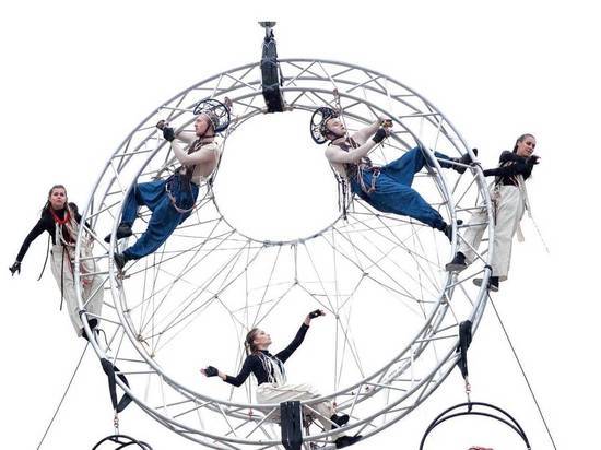 Во время выступления самарского театра «Пластилиновый дождь» актеры поднимутся в воздух с помощью строительного крана