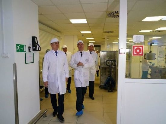 Радий Хабиров и Игорь Комаров посетили завод «Фармстандарт-УфаВИТА»