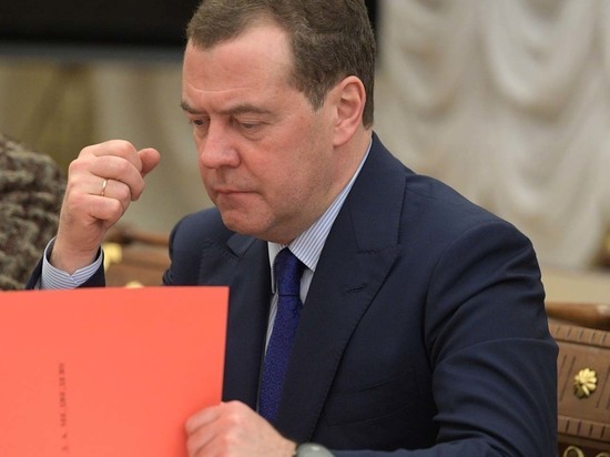 Медведев пригрозил несогласным россиянам, чтобы скорее уезжали в Германию
