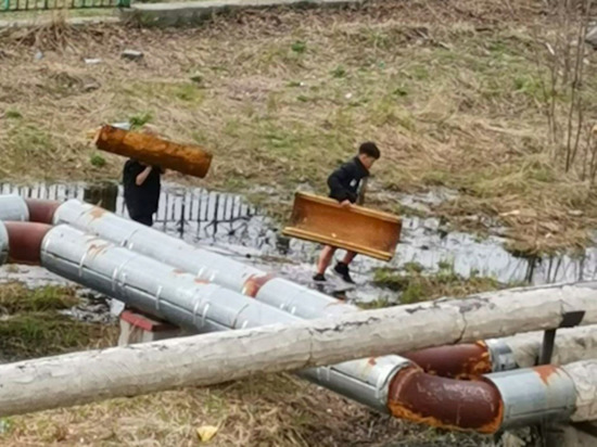 На Сахалине дети ломали трубопровод, чтобы сделать плот