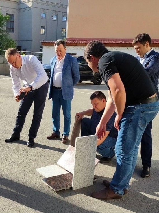 Глава Кемерова показал, как выбирает плитку для стелы в парке Жукова