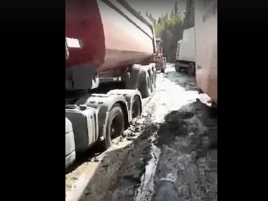 На дороге Карелии увязли грузовики