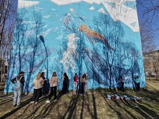 Художники и школьники украсили фасад мурманской школы муралом