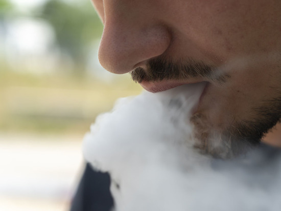 Нарколог раскрыл, что электронные сигареты не помогают бросить курить