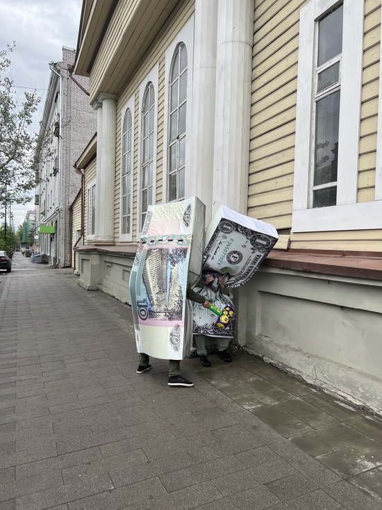 «Десятирублевая купюра» жестоко избила молотком «доллар» в центре Красноярска