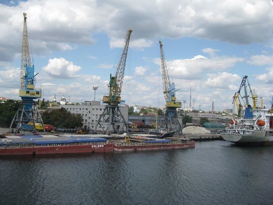 Российские военные передали продукты экипажу заблокированного в Мариуполе турецкого корабля