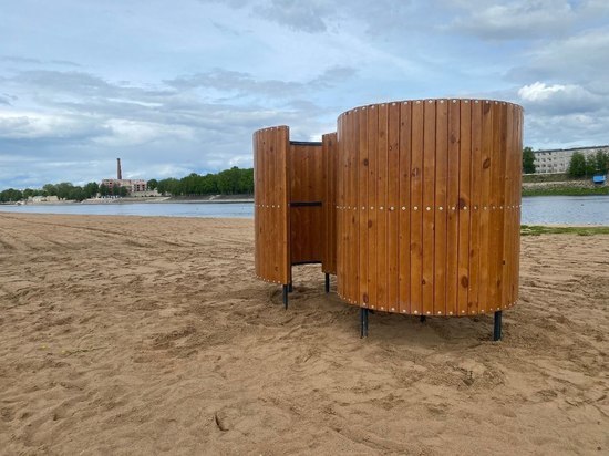Парковые диваны и кабинки для переодевания устанавливают на псковском городском пляже