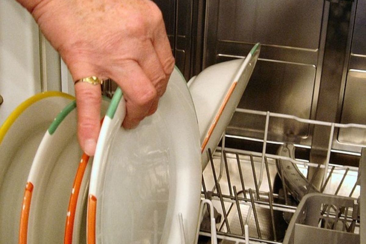 Кастрюли можно мыть в посудомойке. Самодельная посудомойка. Застряла в посудомойке. Колбаса из посудомоечной машины. Дуршлаг в посудомойке.