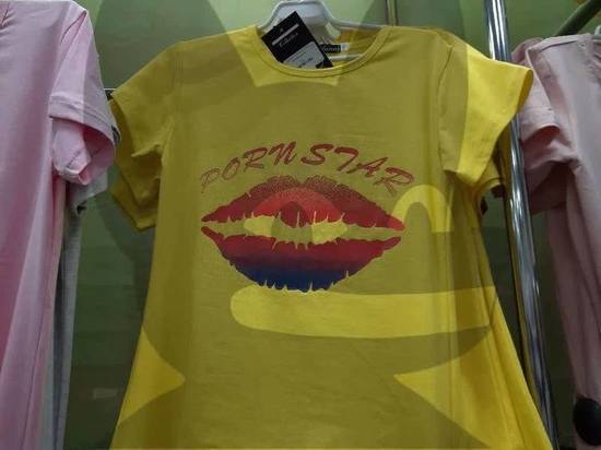 Ксения Собчак отметила необычную надпись на футболке тульского магазина
