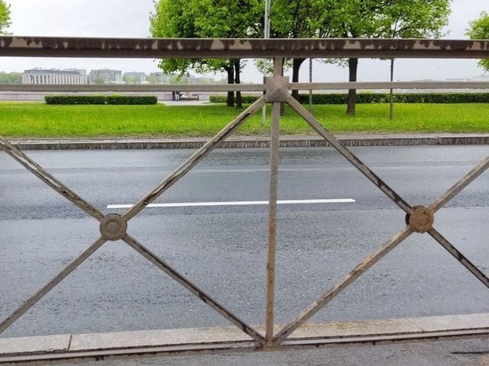 Сомнительная защита: петербуржцы пожаловались на ржавые ограды Свердловской набережной