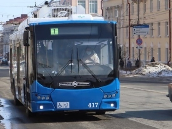 Кондуктор троллейбуса в столице Карелии оказала первую помощь пассажиру