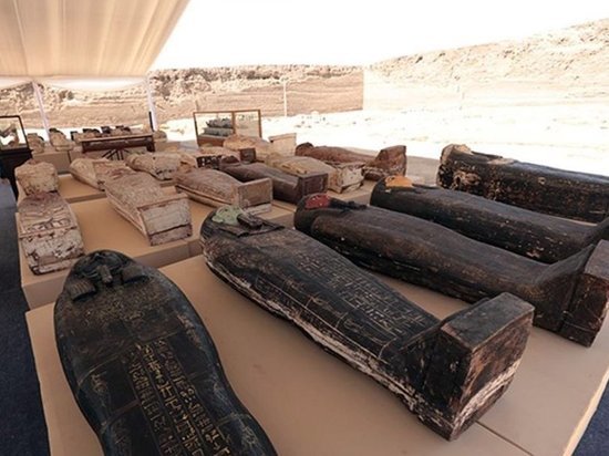 Уникальные саркофаги с мумиями и древние папирусы обнаружены в Египте