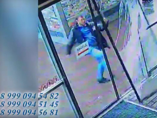  В Петрозаводске полиция ищет мужчину, который свел счеты с дверью