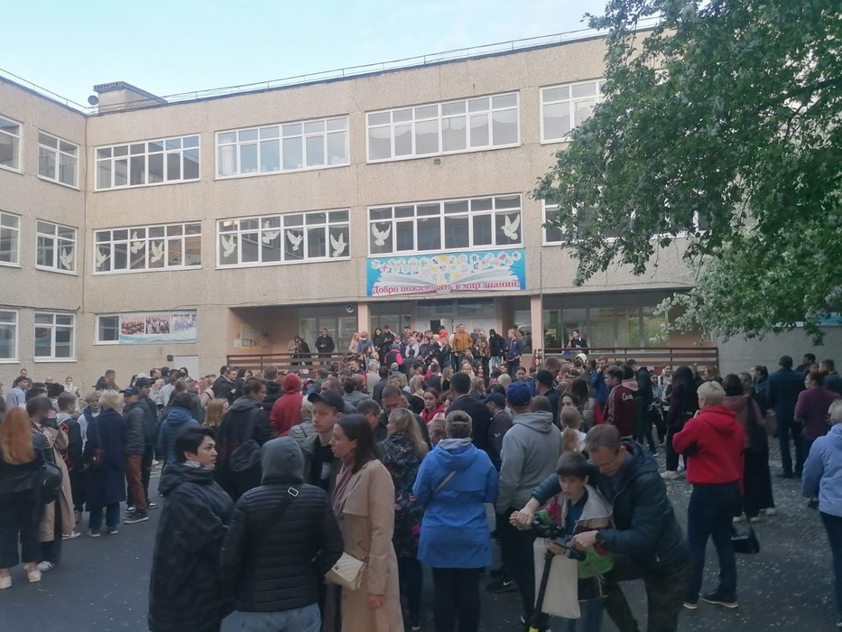 Народный сход прошел возле лицея №12 Екатеринбурга из-за возможного увольнения директора