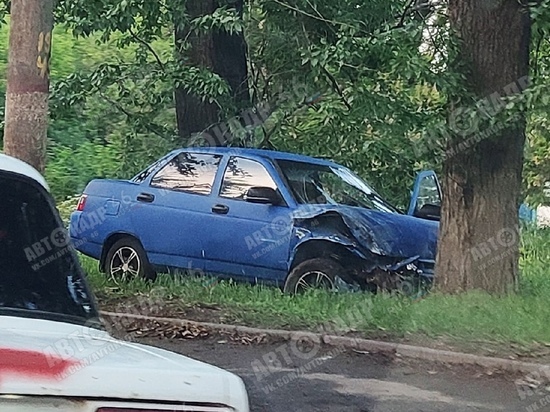 В Курске на Магистральной легковушка в результате ДТП въехала в дерево