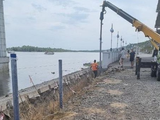 Рабочие продолжают благоустраивать набережную Речного вокзала в Барнауле