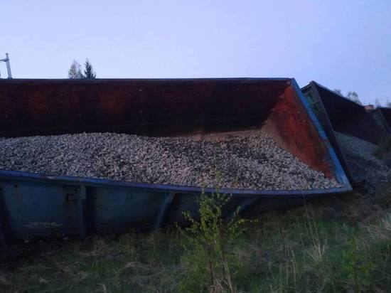 Семь вагонов со щебнем сошли с путей в Свердловской области