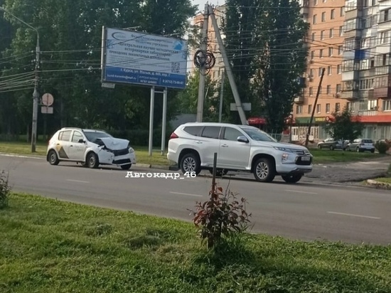 В Курске на Интернациональной столкнулись легковушка и внедорожник