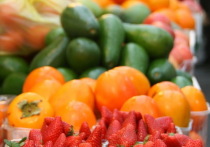 Специалист Роспотребнадзора Ольга Фомичева назвала симптомы отравления содержащимися в овощах и фруктах пестицидами.