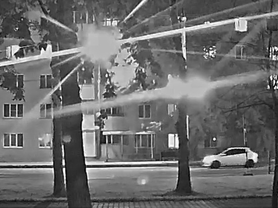 Неизвестный расстрелял автобусную остановку в Южно-Сахалинске