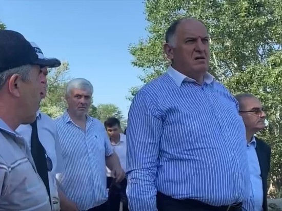 Премьер Дагестана осмотрел дамбы на реке Сулак