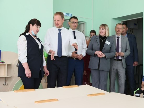 Депутаты и руководители Алтайского края объехали села и поздравили детей с праздником
