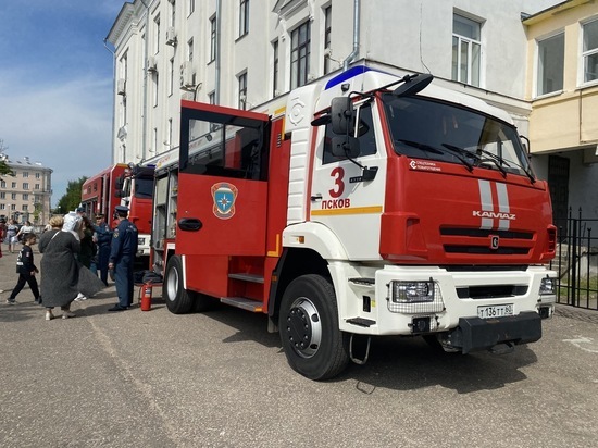 Пожарную и полицейскую машины пригнали в центр Пскова для фестиваля