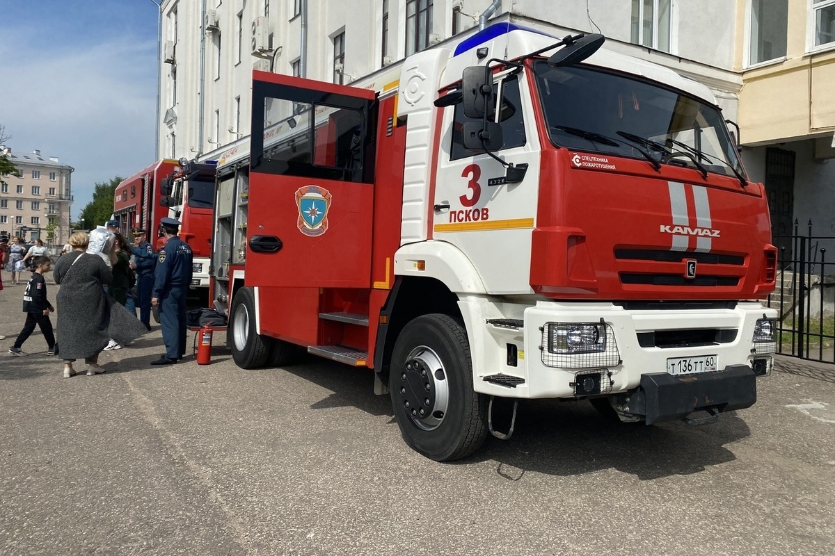 Пожарную и полицейскую машины пригнали в центр Пскова для фестиваля - МК  Псков