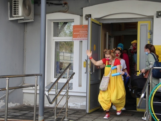  В День защиты детей любопытные клоуны посетили поликлинику Петрозаводска