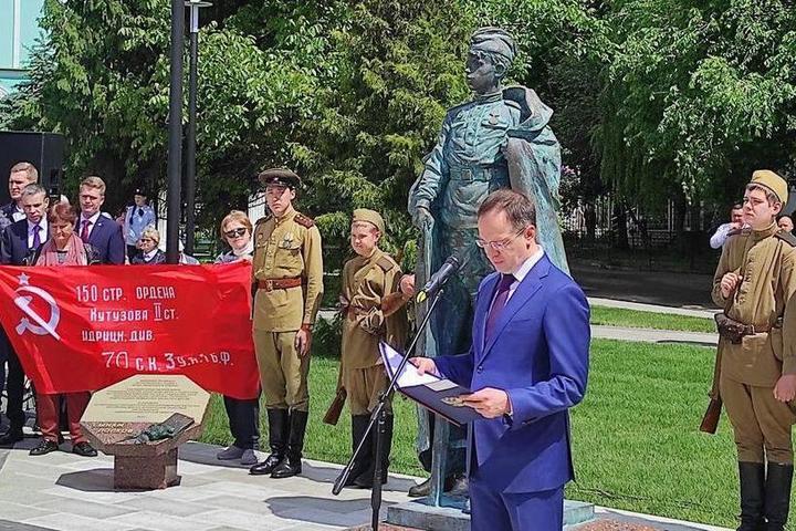 Фонд защитники отечества курск. Памятник юные защитники Родины Курск. В Курске открыли памятник. : Памятник «сынам полков» (г. Курск, открытие 1 июня). Памятник герою.