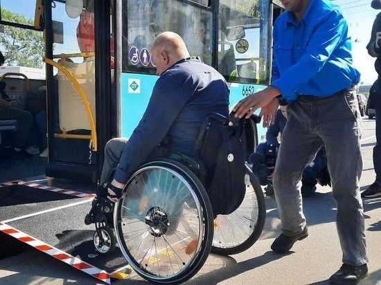 «Удобнее в разы»: петербуржцы отметили практичность новых автобусов для инвалидов